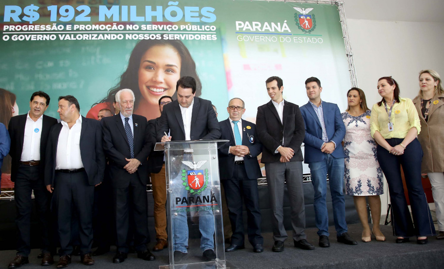 O governador Carlos Massa Ratinho Junior assinou, nesta sexta-feira (30), autorização para avanços de carreira de servidores estaduais. Foram autorizadas promoções e progressões para servidores da Educação e do Ensino Superior.