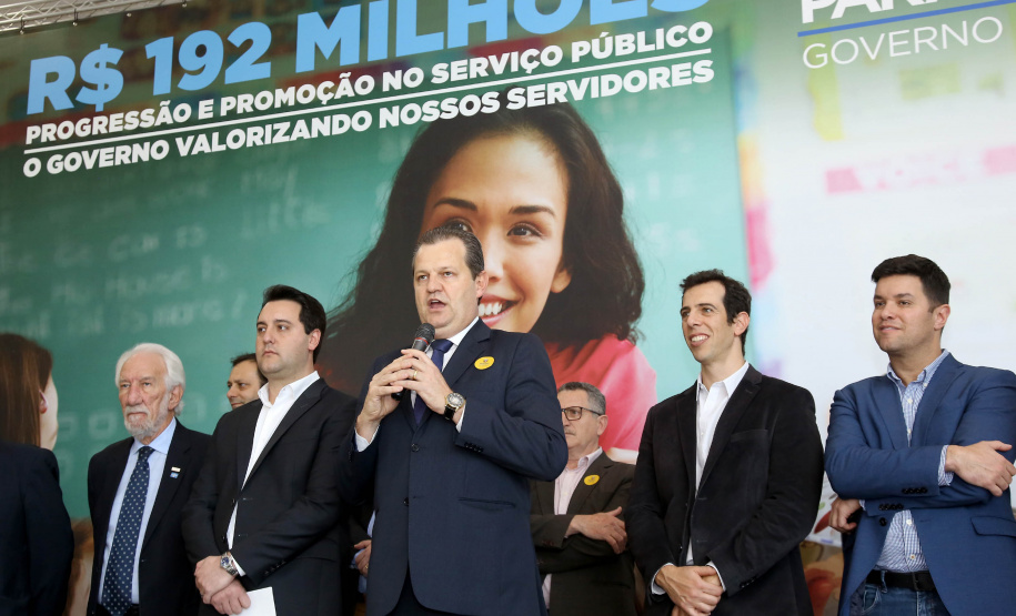 O governador Carlos Massa Ratinho Junior assinou, nesta sexta-feira (30), autorização para avanços de carreira de servidores estaduais. Foram autorizadas promoções e progressões para servidores da Educação e do Ensino Superior.