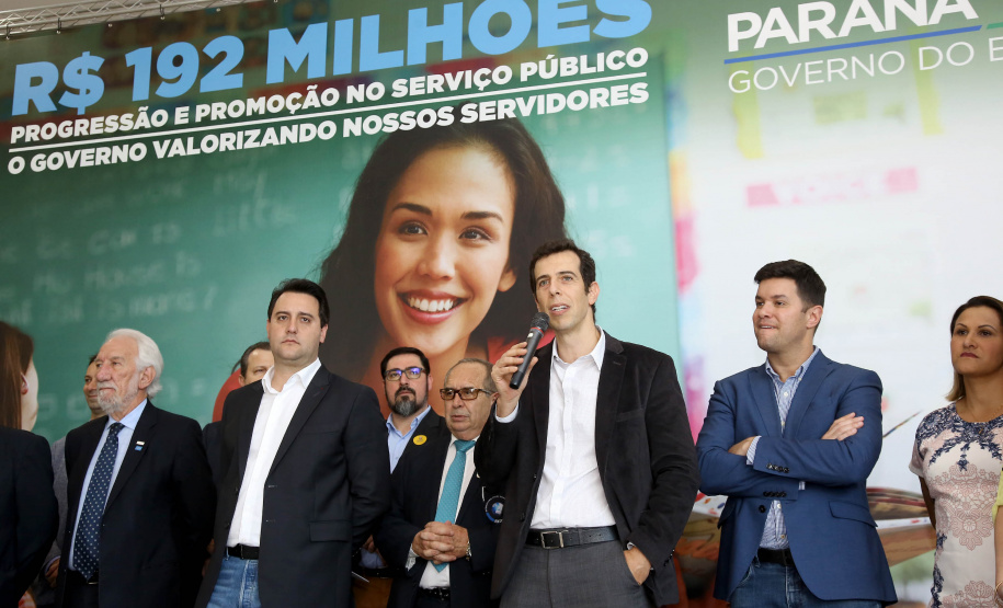 O governador Carlos Massa Ratinho Junior assinou, nesta sexta-feira (30), autorização para avanços de carreira de servidores estaduais. Foram autorizadas promoções e progressões para servidores da Educação e do Ensino Superior.