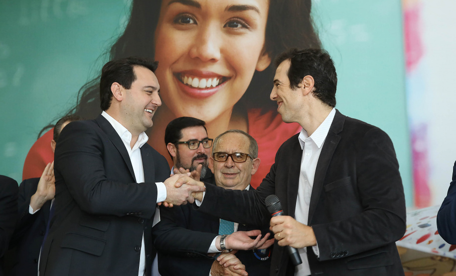 O governador Carlos Massa Ratinho Junior assinou, nesta sexta-feira (30), autorização para avanços de carreira de servidores estaduais. Foram autorizadas promoções e progressões para servidores da Educação e do Ensino Superior.