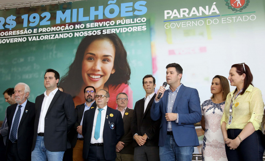 O governador Carlos Massa Ratinho Junior assinou, nesta sexta-feira (30), autorização para avanços de carreira de servidores estaduais. Foram autorizadas promoções e progressões para servidores da Educação e do Ensino Superior.