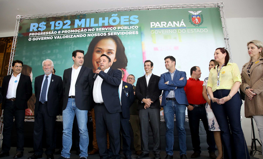 O governador Carlos Massa Ratinho Junior assinou, nesta sexta-feira (30), autorização para avanços de carreira de servidores estaduais. Foram autorizadas promoções e progressões para servidores da Educação e do Ensino Superior.