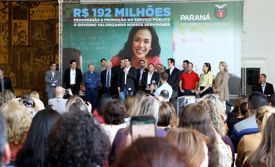 O governador Carlos Massa Ratinho Junior assinou, nesta sexta-feira (30), autorização para avanços de carreira de servidores estaduais. Foram autorizadas promoções e progressões para servidores da Educação e do Ensino Superior.