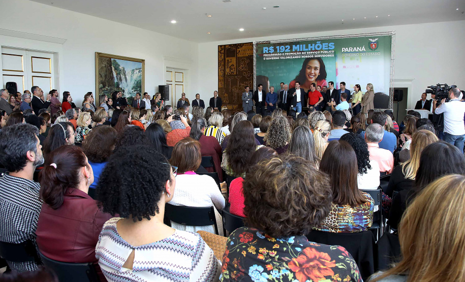 O governador Carlos Massa Ratinho Junior assinou, nesta sexta-feira (30), autorização para avanços de carreira de servidores estaduais. Foram autorizadas promoções e progressões para servidores da Educação e do Ensino Superior.