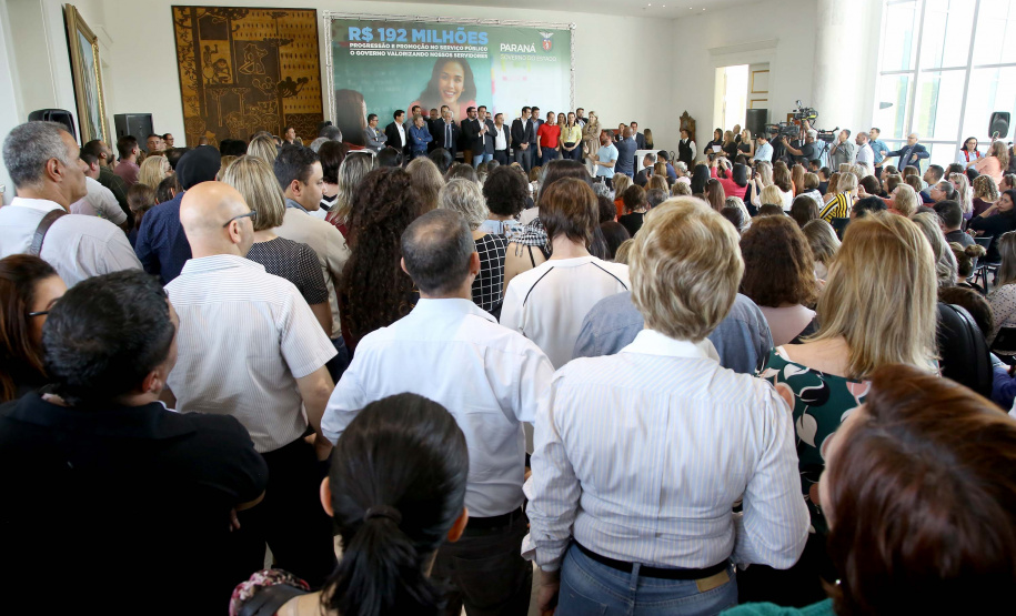O governador Carlos Massa Ratinho Junior assinou, nesta sexta-feira (30), autorização para avanços de carreira de servidores estaduais. Foram autorizadas promoções e progressões para servidores da Educação e do Ensino Superior.
