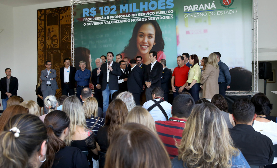 O governador Carlos Massa Ratinho Junior assinou, nesta sexta-feira (30), autorização para avanços de carreira de servidores estaduais. Foram autorizadas promoções e progressões para servidores da Educação e do Ensino Superior.