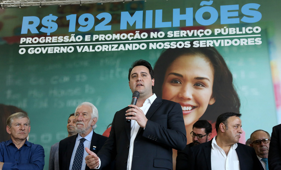 O governador Carlos Massa Ratinho Junior assinou, nesta sexta-feira (30), autorização para avanços de carreira de servidores estaduais. Foram autorizadas promoções e progressões para servidores da Educação e do Ensino Superior.