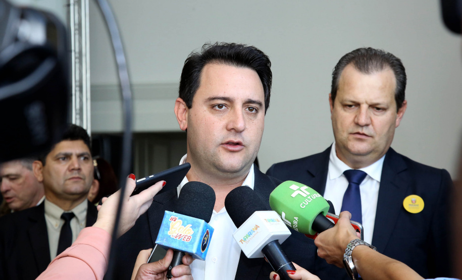 O governador Carlos Massa Ratinho Junior assinou, nesta sexta-feira (30), autorização para avanços de carreira de servidores estaduais. Foram autorizadas promoções e progressões para servidores da Educação e do Ensino Superior.