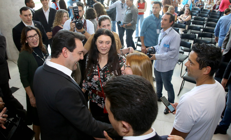 O governador Carlos Massa Ratinho Junior assinou, nesta sexta-feira (30), autorização para avanços de carreira de servidores estaduais. Foram autorizadas promoções e progressões para servidores da Educação e do Ensino Superior.