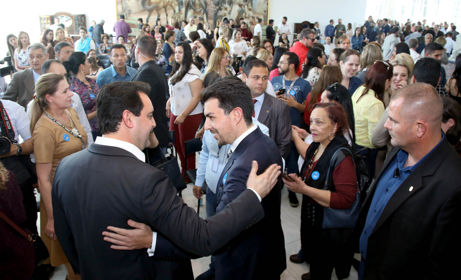 O governador Carlos Massa Ratinho Junior assinou, nesta sexta-feira (30), autorização para avanços de carreira de servidores estaduais. Foram autorizadas promoções e progressões para servidores da Educação e do Ensino Superior.