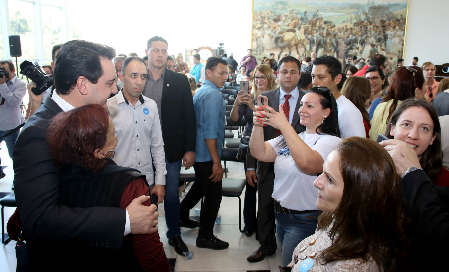 O governador Carlos Massa Ratinho Junior assinou, nesta sexta-feira (30), autorização para avanços de carreira de servidores estaduais. Foram autorizadas promoções e progressões para servidores da Educação e do Ensino Superior.