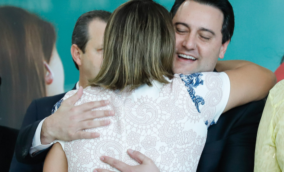 O governador Carlos Massa Ratinho Junior assinou, nesta sexta-feira (30), autorização para avanços de carreira de servidores estaduais. Foram autorizadas promoções e progressões para servidores da Educação e do Ensino Superior.