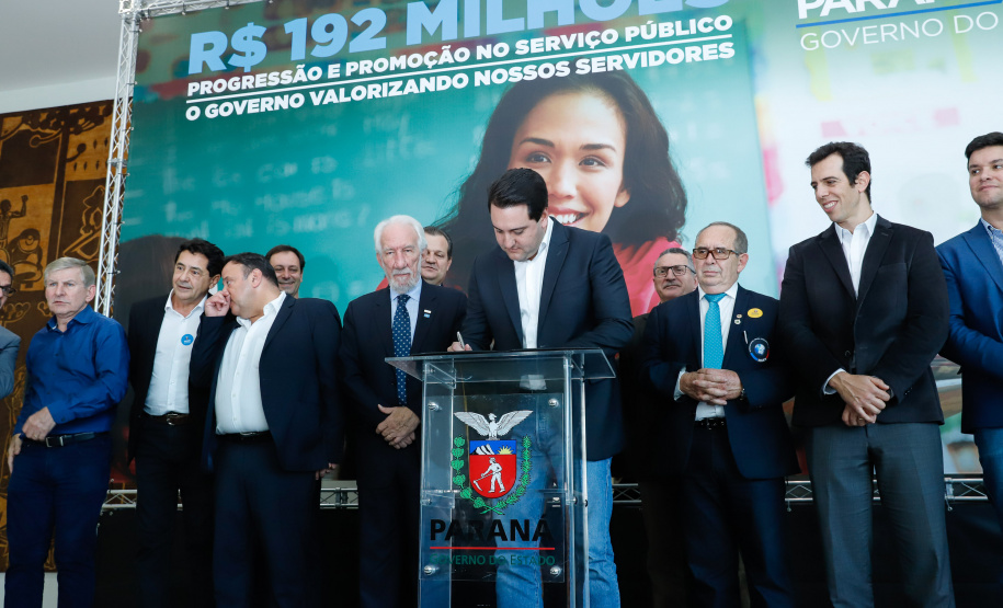 O governador Carlos Massa Ratinho Junior assinou, nesta sexta-feira (30), autorização para avanços de carreira de servidores estaduais. Foram autorizadas promoções e progressões para servidores da Educação e do Ensino Superior.