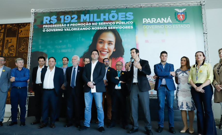 O governador Carlos Massa Ratinho Junior assinou, nesta sexta-feira (30), autorização para avanços de carreira de servidores estaduais. Foram autorizadas promoções e progressões para servidores da Educação e do Ensino Superior.