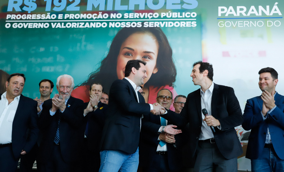 O governador Carlos Massa Ratinho Junior assinou, nesta sexta-feira (30), autorização para avanços de carreira de servidores estaduais. Foram autorizadas promoções e progressões para servidores da Educação e do Ensino Superior.