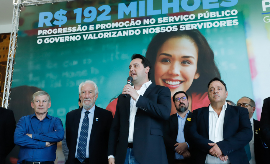 O governador Carlos Massa Ratinho Junior assinou, nesta sexta-feira (30), autorização para avanços de carreira de servidores estaduais. Foram autorizadas promoções e progressões para servidores da Educação e do Ensino Superior.