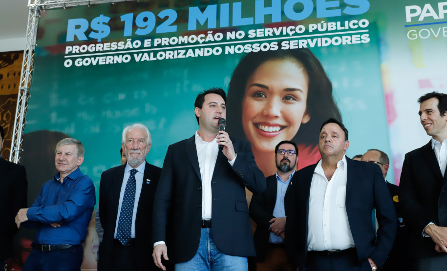 O governador Carlos Massa Ratinho Junior assinou, nesta sexta-feira (30), autorização para avanços de carreira de servidores estaduais. Foram autorizadas promoções e progressões para servidores da Educação e do Ensino Superior.