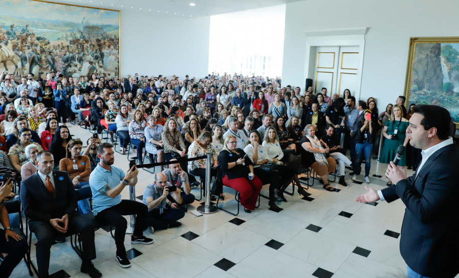 O governador Carlos Massa Ratinho Junior assinou, nesta sexta-feira (30), autorização para avanços de carreira de servidores estaduais. Foram autorizadas promoções e progressões para servidores da Educação e do Ensino Superior.