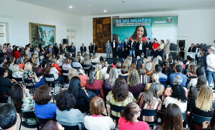 O governador Carlos Massa Ratinho Junior assinou, nesta sexta-feira (30), autorização para avanços de carreira de servidores estaduais. Foram autorizadas promoções e progressões para servidores da Educação e do Ensino Superior.