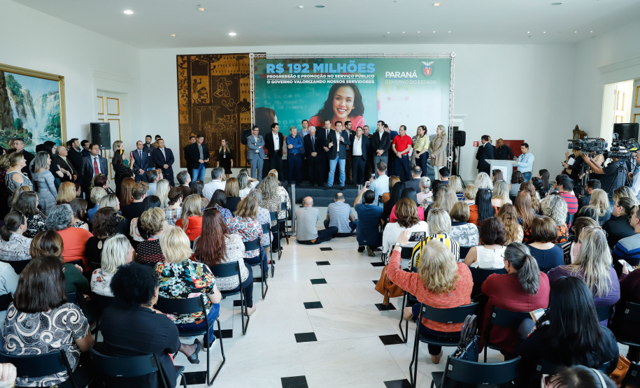 O governador Carlos Massa Ratinho Junior assinou, nesta sexta-feira (30), autorização para avanços de carreira de servidores estaduais. Foram autorizadas promoções e progressões para servidores da Educação e do Ensino Superior.