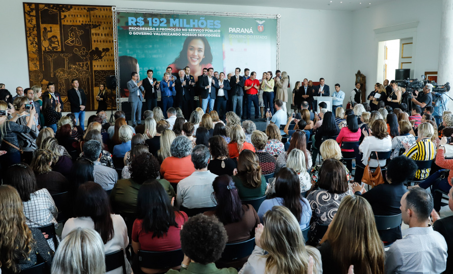 O governador Carlos Massa Ratinho Junior assinou, nesta sexta-feira (30), autorização para avanços de carreira de servidores estaduais. Foram autorizadas promoções e progressões para servidores da Educação e do Ensino Superior.