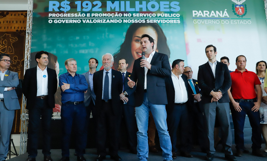 O governador Carlos Massa Ratinho Junior assinou, nesta sexta-feira (30), autorização para avanços de carreira de servidores estaduais. Foram autorizadas promoções e progressões para servidores da Educação e do Ensino Superior.