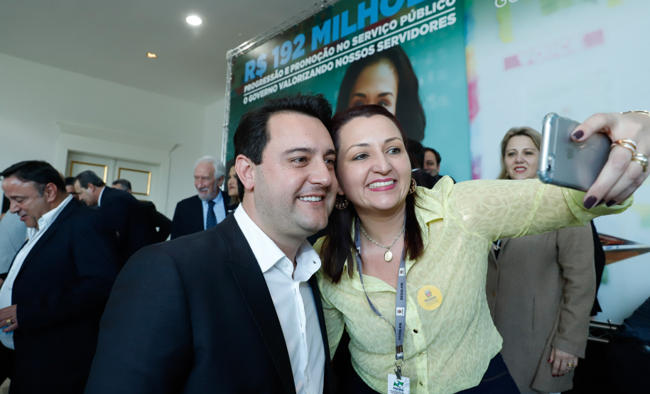 O governador Carlos Massa Ratinho Junior assinou, nesta sexta-feira (30), autorização para avanços de carreira de servidores estaduais. Foram autorizadas promoções e progressões para servidores da Educação e do Ensino Superior.