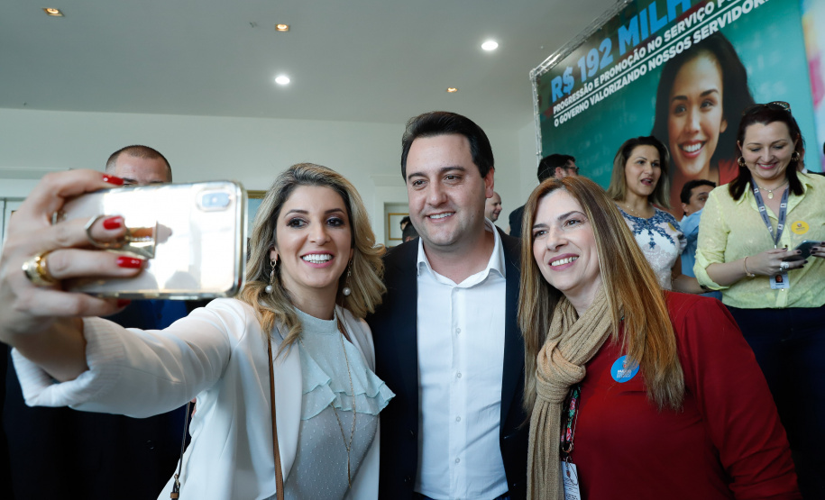 O governador Carlos Massa Ratinho Junior assinou, nesta sexta-feira (30), autorização para avanços de carreira de servidores estaduais. Foram autorizadas promoções e progressões para servidores da Educação e do Ensino Superior.