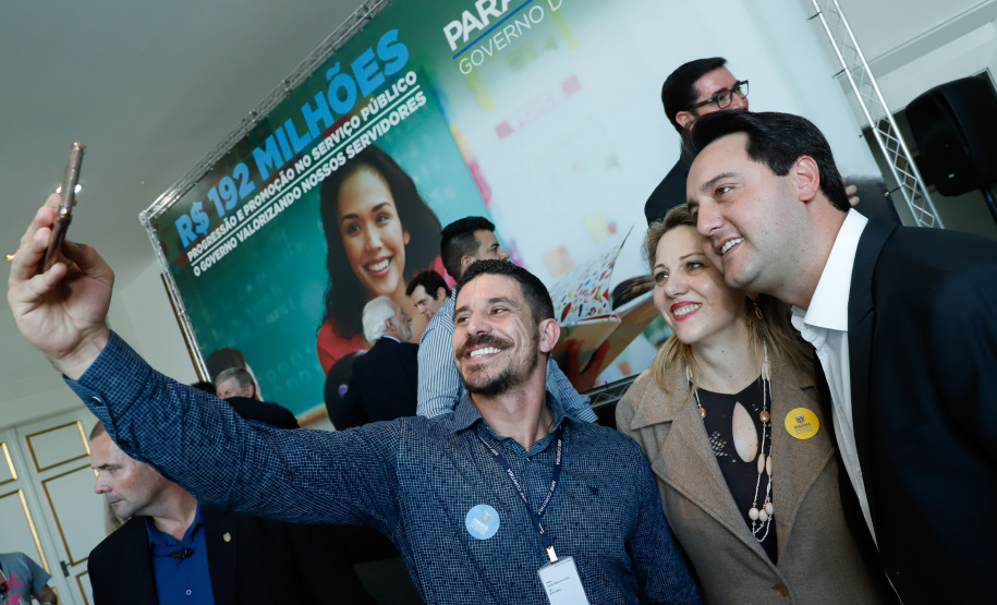 O governador Carlos Massa Ratinho Junior assinou, nesta sexta-feira (30), autorização para avanços de carreira de servidores estaduais. Foram autorizadas promoções e progressões para servidores da Educação e do Ensino Superior.