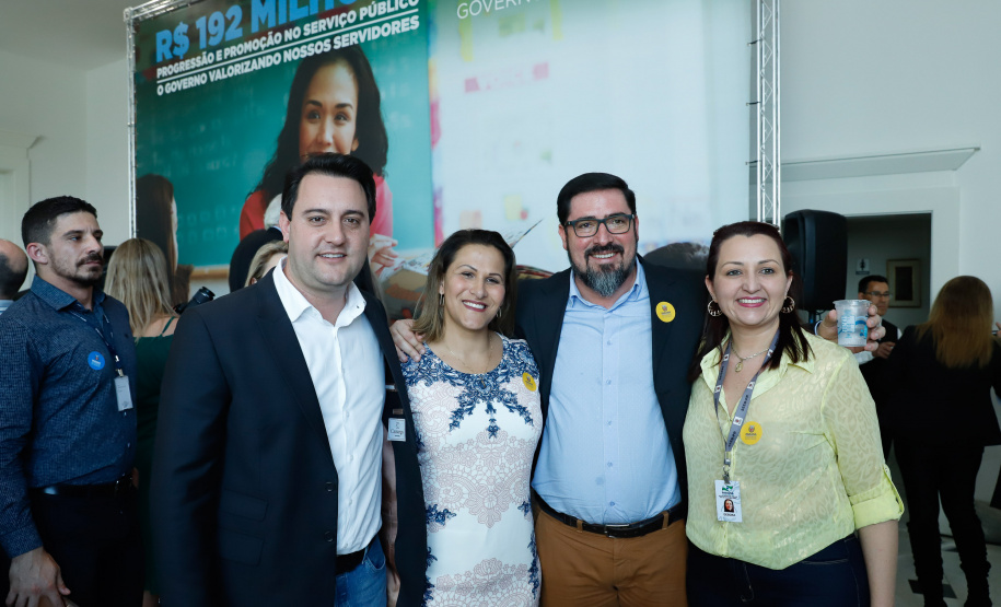 O governador Carlos Massa Ratinho Junior assinou, nesta sexta-feira (30), autorização para avanços de carreira de servidores estaduais. Foram autorizadas promoções e progressões para servidores da Educação e do Ensino Superior.