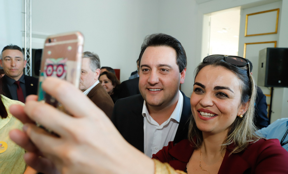 O governador Carlos Massa Ratinho Junior assinou, nesta sexta-feira (30), autorização para avanços de carreira de servidores estaduais. Foram autorizadas promoções e progressões para servidores da Educação e do Ensino Superior.