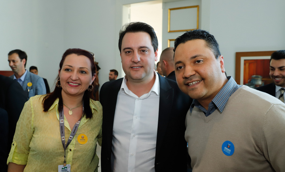 O governador Carlos Massa Ratinho Junior assinou, nesta sexta-feira (30), autorização para avanços de carreira de servidores estaduais. Foram autorizadas promoções e progressões para servidores da Educação e do Ensino Superior.