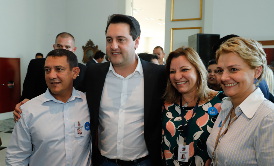 O governador Carlos Massa Ratinho Junior assinou, nesta sexta-feira (30), autorização para avanços de carreira de servidores estaduais. Foram autorizadas promoções e progressões para servidores da Educação e do Ensino Superior.