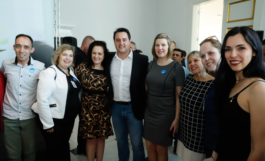 O governador Carlos Massa Ratinho Junior assinou, nesta sexta-feira (30), autorização para avanços de carreira de servidores estaduais. Foram autorizadas promoções e progressões para servidores da Educação e do Ensino Superior.