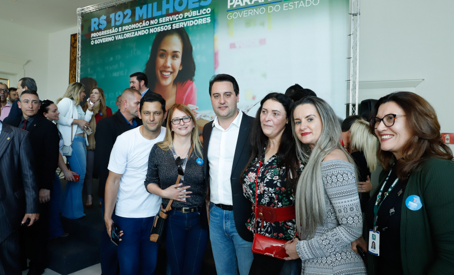 O governador Carlos Massa Ratinho Junior assinou, nesta sexta-feira (30), autorização para avanços de carreira de servidores estaduais. Foram autorizadas promoções e progressões para servidores da Educação e do Ensino Superior.