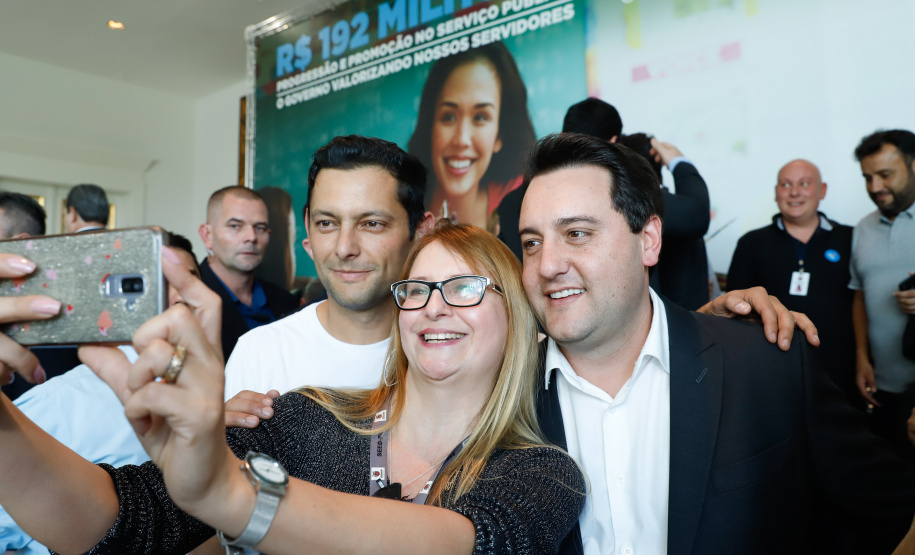 O governador Carlos Massa Ratinho Junior assinou, nesta sexta-feira (30), autorização para avanços de carreira de servidores estaduais. Foram autorizadas promoções e progressões para servidores da Educação e do Ensino Superior.