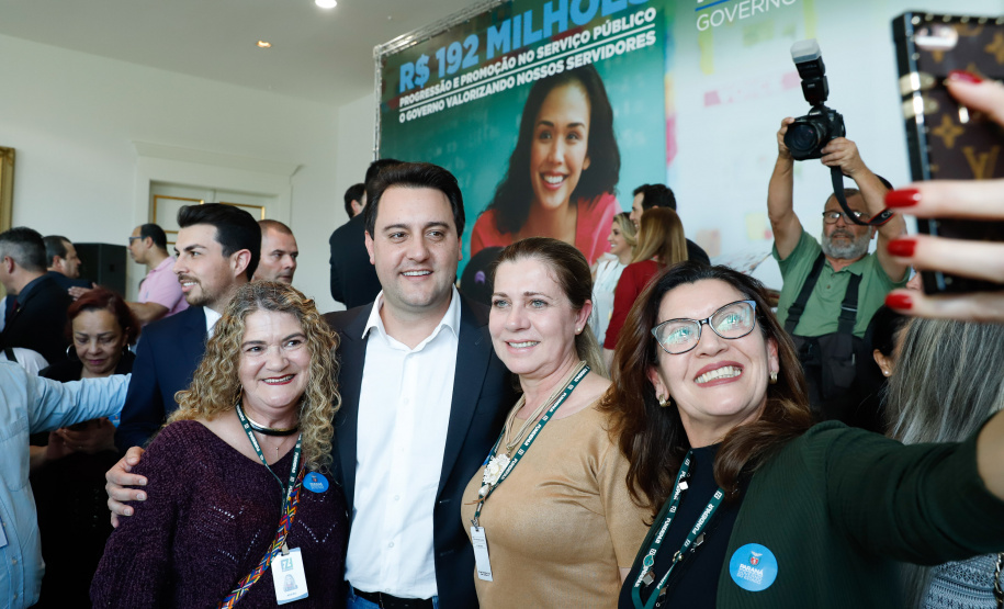 O governador Carlos Massa Ratinho Junior assinou, nesta sexta-feira (30), autorização para avanços de carreira de servidores estaduais. Foram autorizadas promoções e progressões para servidores da Educação e do Ensino Superior.