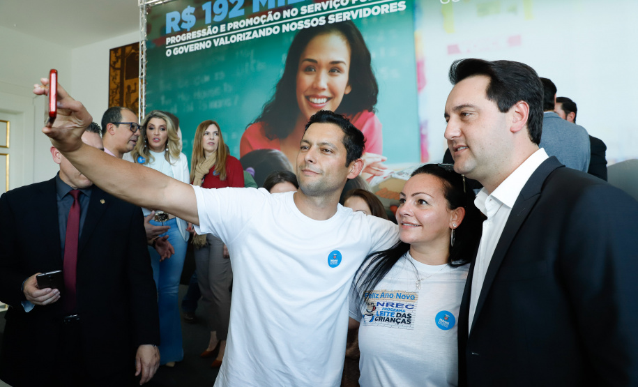 O governador Carlos Massa Ratinho Junior assinou, nesta sexta-feira (30), autorização para avanços de carreira de servidores estaduais. Foram autorizadas promoções e progressões para servidores da Educação e do Ensino Superior.