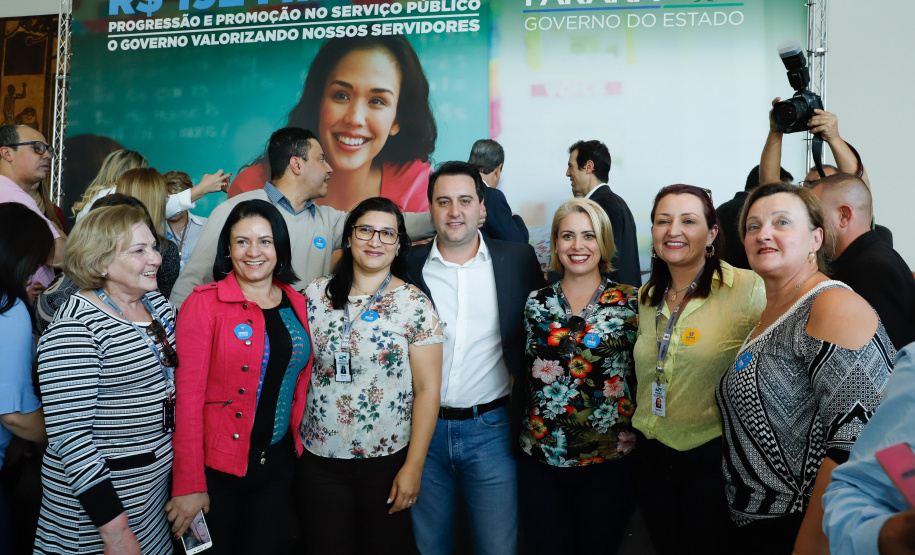 O governador Carlos Massa Ratinho Junior assinou, nesta sexta-feira (30), autorização para avanços de carreira de servidores estaduais. Foram autorizadas promoções e progressões para servidores da Educação e do Ensino Superior.