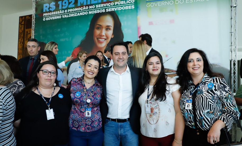 O governador Carlos Massa Ratinho Junior assinou, nesta sexta-feira (30), autorização para avanços de carreira de servidores estaduais. Foram autorizadas promoções e progressões para servidores da Educação e do Ensino Superior.