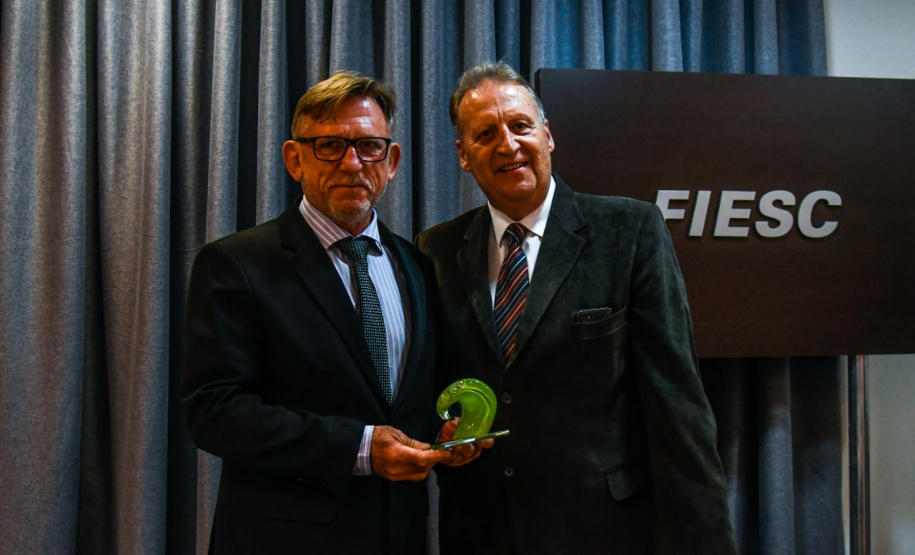 A Secretaria do Desenvolvimento Sustentável e do Turismo do Paraná recebeu o Troféu Onda Verde da 26ª edição do Prêmio Expressão de Ecologia, tradicional premiação ambiental do Sul do Brasil. O reconhecimento refere-se à concepção e implantação do Selo Clima Paraná, previsto na Política Estadual de Mudanças Climáticas, estabelecida por lei estadual. A premiação aconteceu nesta sexta-feira (30) em Florianópolis (SP). Foto: Mafalda Press