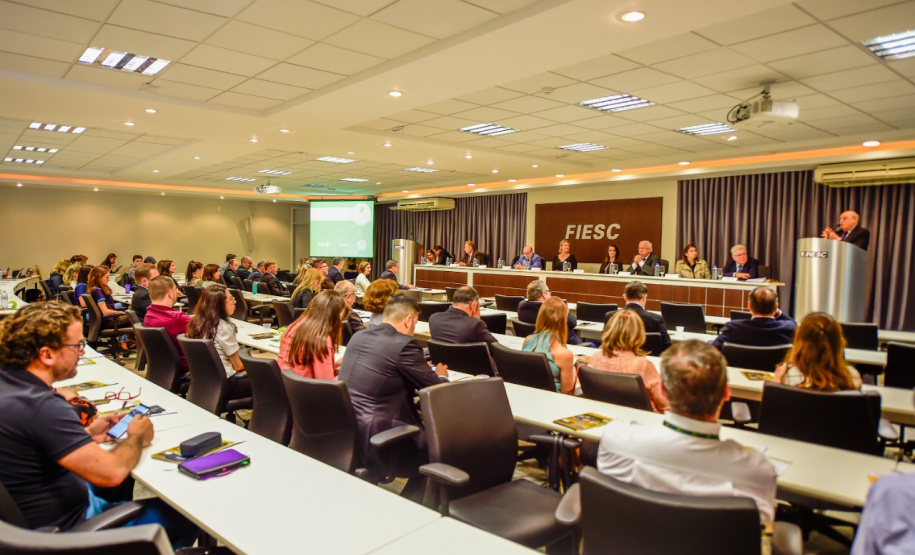 A Secretaria do Desenvolvimento Sustentável e do Turismo do Paraná recebeu o Troféu Onda Verde da 26ª edição do Prêmio Expressão de Ecologia, tradicional premiação ambiental do Sul do Brasil. O reconhecimento refere-se à concepção e implantação do Selo Clima Paraná, previsto na Política Estadual de Mudanças Climáticas, estabelecida por lei estadual. A premiação aconteceu nesta sexta-feira (30) em Florianópolis (SP). Foto: Mafalda Press