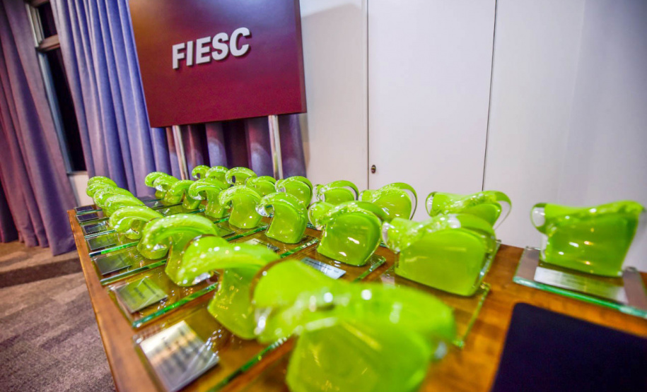 A Secretaria do Desenvolvimento Sustentável e do Turismo do Paraná recebeu o Troféu Onda Verde da 26ª edição do Prêmio Expressão de Ecologia, tradicional premiação ambiental do Sul do Brasil. O reconhecimento refere-se à concepção e implantação do Selo Clima Paraná, previsto na Política Estadual de Mudanças Climáticas, estabelecida por lei estadual. A premiação aconteceu nesta sexta-feira (30) em Florianópolis (SP). Foto: Mafalda Press