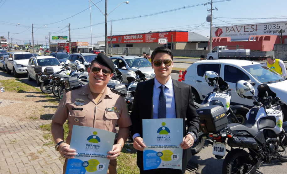Sensibilizar, conscientizar, informar e divulgar também os canais de denúncia de combate a crimes contra a criança e adolescentes foi o foco de mais uma ação da Força-Tarefa Infância Segura, realizada nesta sexta-feira (30), em São José dos Pinhais, na Região Metropolitana de Curitiba. S iniciativa foi da Secretaria da Justiça, Família e Trabalho do Paraná, que idealizou e coordena a Força-Tarefa. Foto: Divulgação/SEJUF