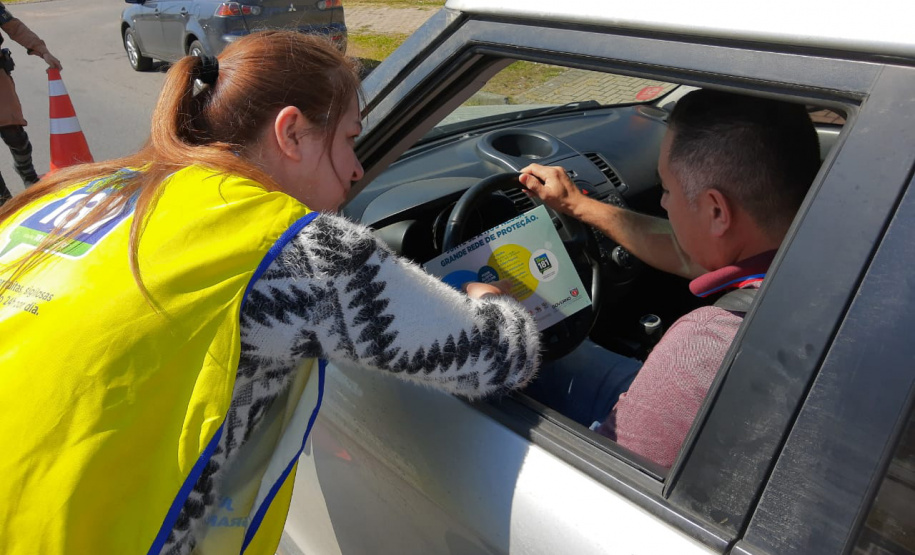 Sensibilizar, conscientizar, informar e divulgar também os canais de denúncia de combate a crimes contra a criança e adolescentes foi o foco de mais uma ação da Força-Tarefa Infância Segura, realizada nesta sexta-feira (30), em São José dos Pinhais, na Região Metropolitana de Curitiba. S iniciativa foi da Secretaria da Justiça, Família e Trabalho do Paraná, que idealizou e coordena a Força-Tarefa. Foto: Divulgação/SEJUF