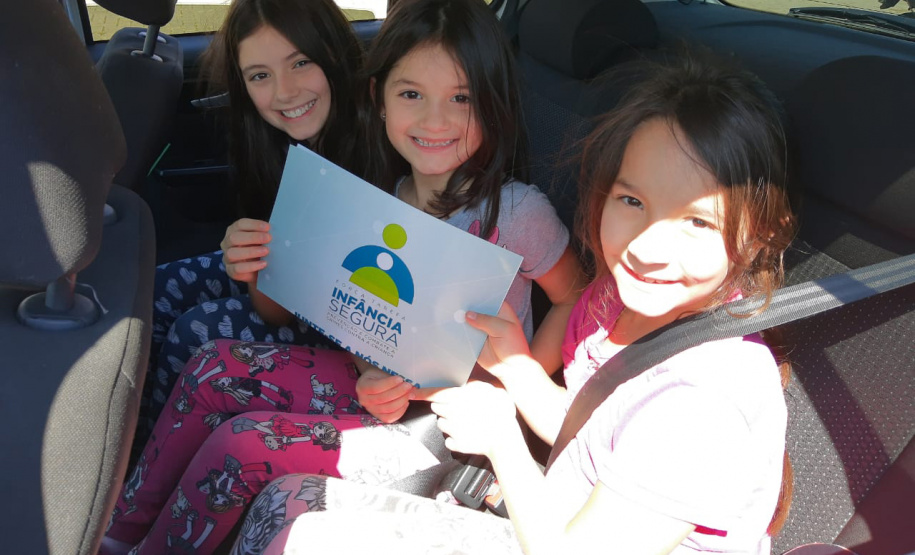 Sensibilizar, conscientizar, informar e divulgar também os canais de denúncia de combate a crimes contra a criança e adolescentes foi o foco de mais uma ação da Força-Tarefa Infância Segura, realizada nesta sexta-feira (30), em São José dos Pinhais, na Região Metropolitana de Curitiba. S iniciativa foi da Secretaria da Justiça, Família e Trabalho do Paraná, que idealizou e coordena a Força-Tarefa. Foto: Divulgação/SEJUF