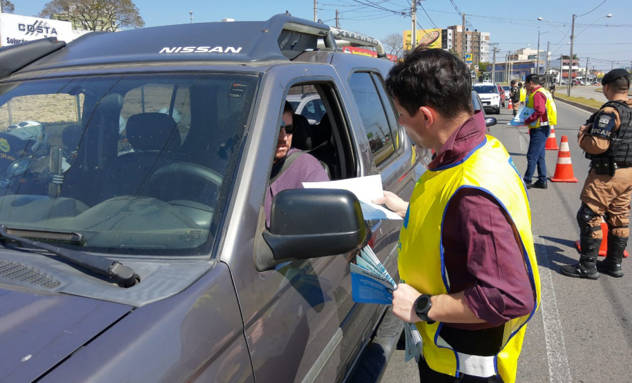 Sensibilizar, conscientizar, informar e divulgar também os canais de denúncia de combate a crimes contra a criança e adolescentes foi o foco de mais uma ação da Força-Tarefa Infância Segura, realizada nesta sexta-feira (30), em São José dos Pinhais, na Região Metropolitana de Curitiba. S iniciativa foi da Secretaria da Justiça, Família e Trabalho do Paraná, que idealizou e coordena a Força-Tarefa. Foto: Divulgação/SEJUF