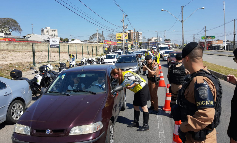Sensibilizar, conscientizar, informar e divulgar também os canais de denúncia de combate a crimes contra a criança e adolescentes foi o foco de mais uma ação da Força-Tarefa Infância Segura, realizada nesta sexta-feira (30), em São José dos Pinhais, na Região Metropolitana de Curitiba. S iniciativa foi da Secretaria da Justiça, Família e Trabalho do Paraná, que idealizou e coordena a Força-Tarefa. Foto: Divulgação/SEJUF