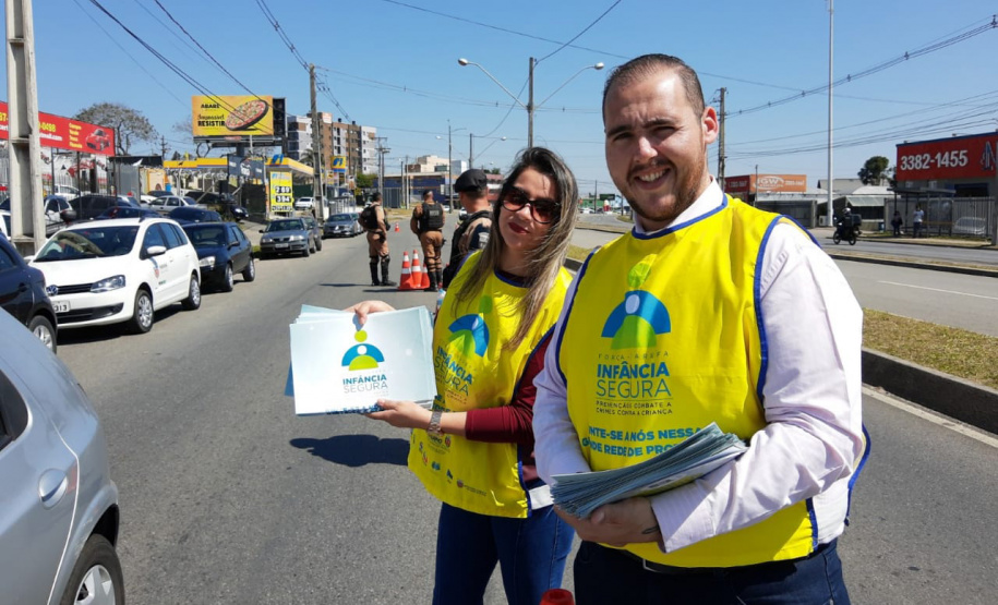 Sensibilizar, conscientizar, informar e divulgar também os canais de denúncia de combate a crimes contra a criança e adolescentes foi o foco de mais uma ação da Força-Tarefa Infância Segura, realizada nesta sexta-feira (30), em São José dos Pinhais, na Região Metropolitana de Curitiba. S iniciativa foi da Secretaria da Justiça, Família e Trabalho do Paraná, que idealizou e coordena a Força-Tarefa. Foto: Divulgação/SEJUF