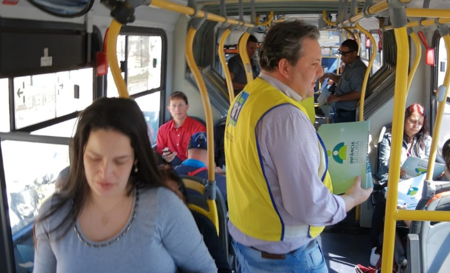 Sensibilizar, conscientizar, informar e divulgar também os canais de denúncia de combate a crimes contra a criança e adolescentes foi o foco de mais uma ação da Força-Tarefa Infância Segura, realizada nesta sexta-feira (30), em São José dos Pinhais, na Região Metropolitana de Curitiba. S iniciativa foi da Secretaria da Justiça, Família e Trabalho do Paraná, que idealizou e coordena a Força-Tarefa. Foto: Divulgação/SEJUF